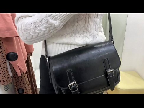 ❤️ Јавна мастурбација младе кучке ФералБерри са дилдом у соби за мерење Секс код нас ☑